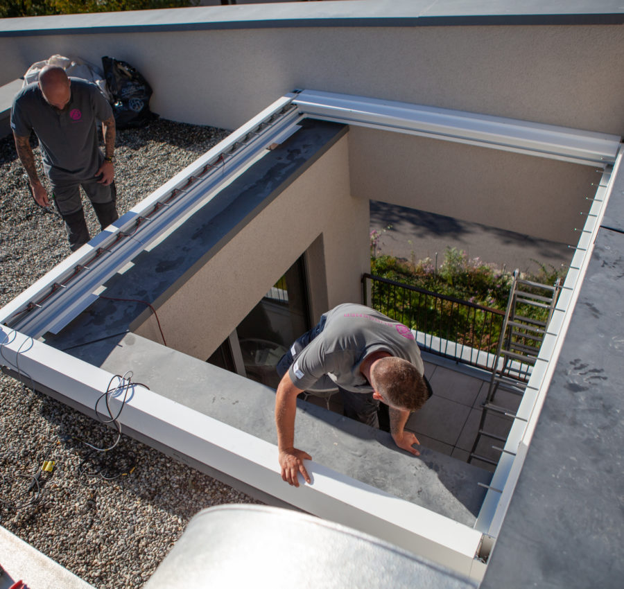  Deux collaborateurs Storio installent une pergola
