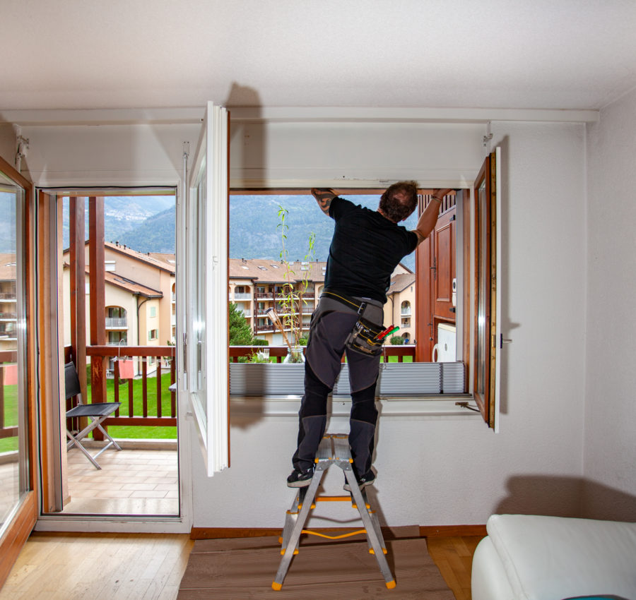  Collaborateur Storio qui pose un store à lamelle chez un client