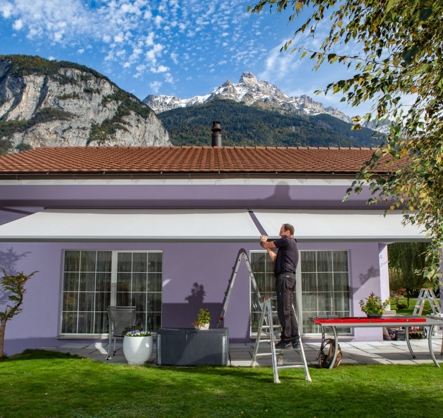  Collaborateur Storio qui pose un grand store extérieur