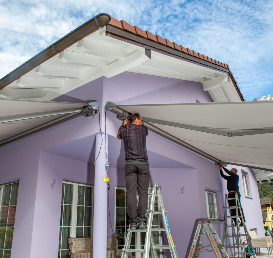  Collaborateurs Storio qui posent deux stores extérieur chez un client Val Stores
