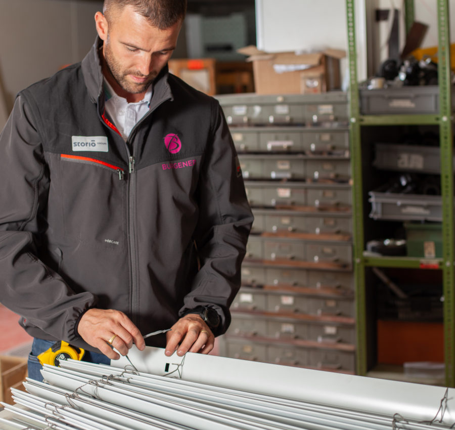  Collaborateur Burgener qui prépare un store extérieur en atelier