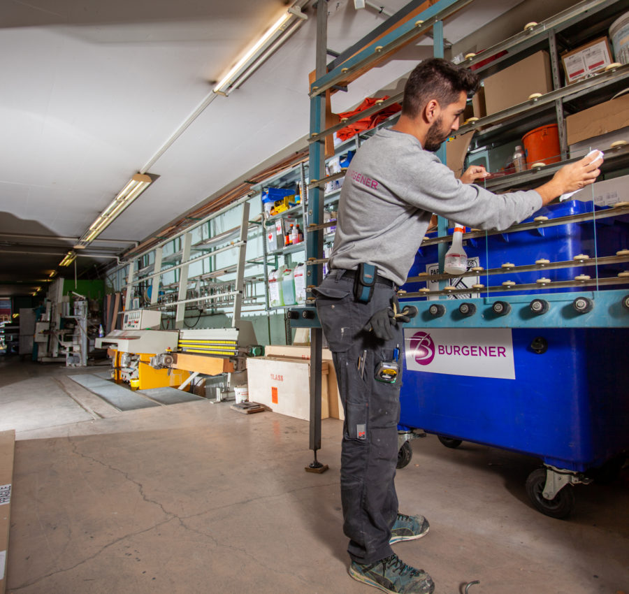  Un collaborateur Burgener qui prépare une vitre