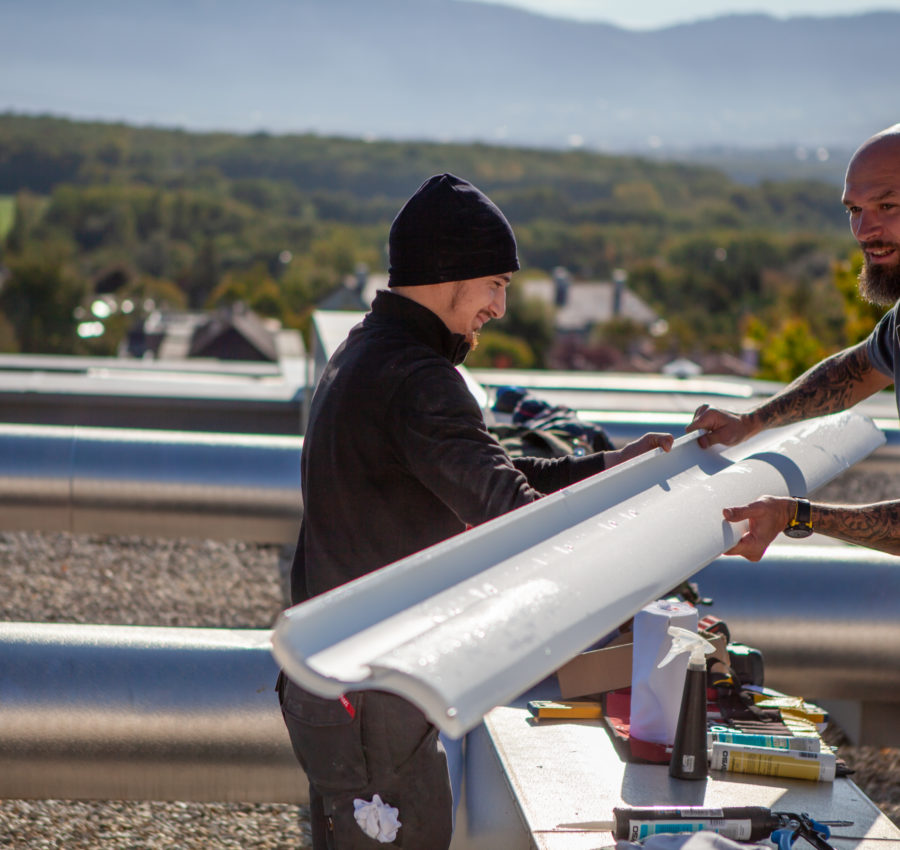  Deux collaborateurs Storio qui installent une pergola