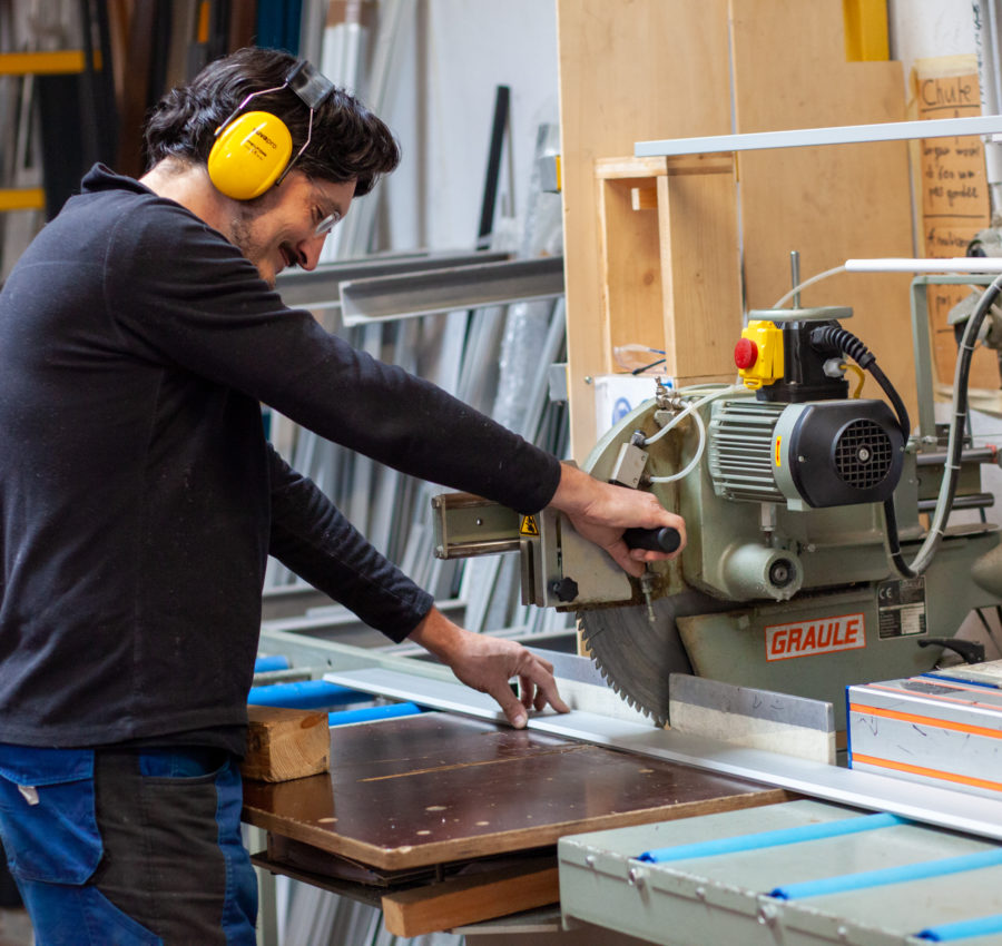  Collaborateur Storio qui découpe une lame de store