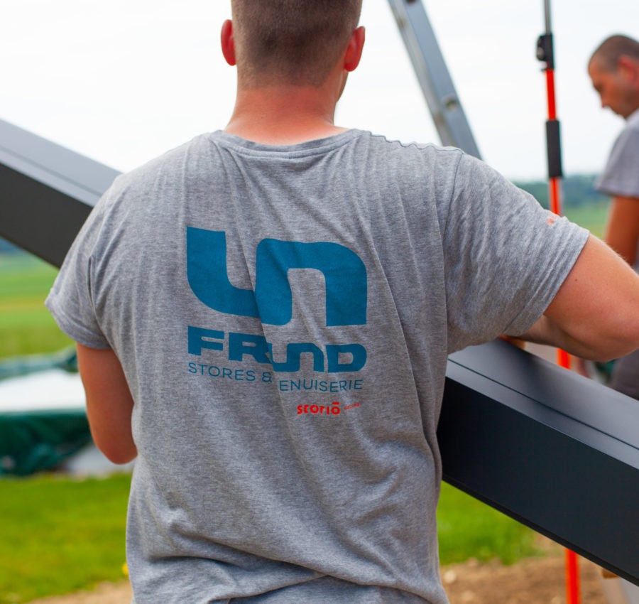  Mise en place d'un abris de terrasse par un collaborateur Frund de dos