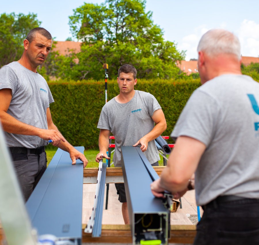  Mise en place d'un abris de terrasse par les collaborateurs Frund